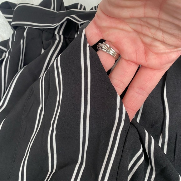 SHEIN Paper Bag Black and White Pinstripe Shorts w/Drawstring Women’s Si… - Picture 6 of 7